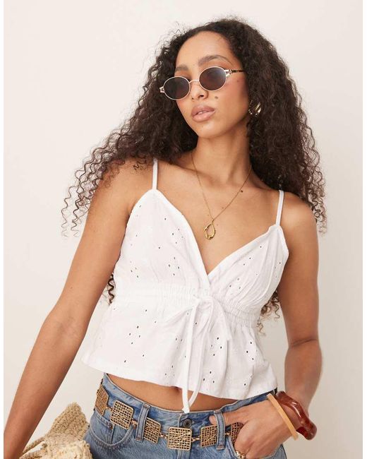 Top Estilo Babydoll De Tirantes Finos Con Bordado Inglés De ASOS de color White
