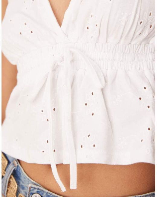 Top Estilo Babydoll De Tirantes Finos Con Bordado Inglés De ASOS de color White